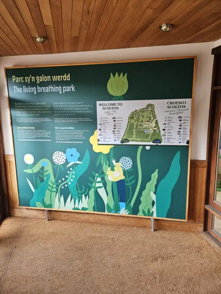 Illustrated bilingual display panel about a wildlife park